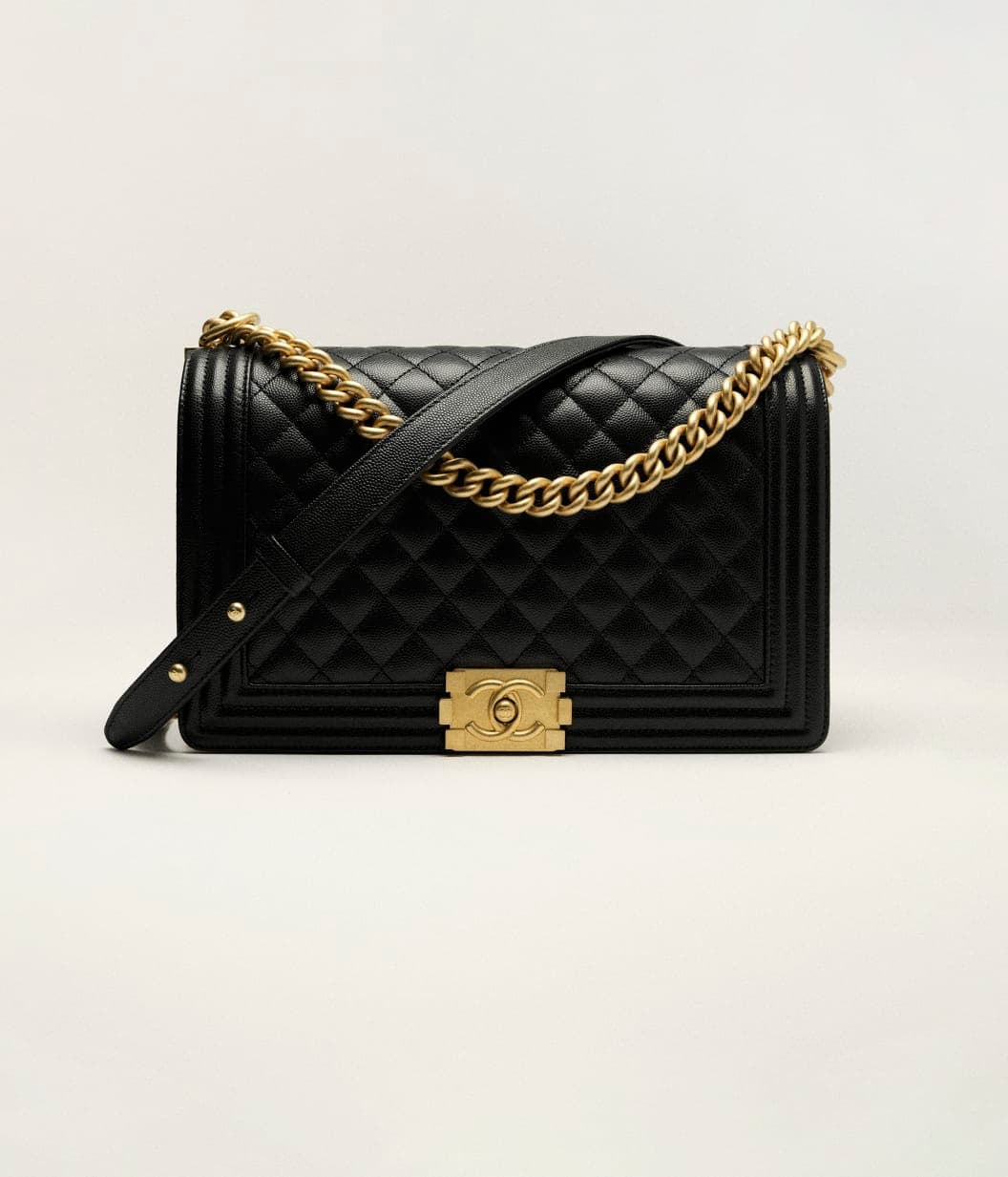 Large Boy Chanel handbag, Grained calfskin & gold-tone metal, black — A92193Y8333994305