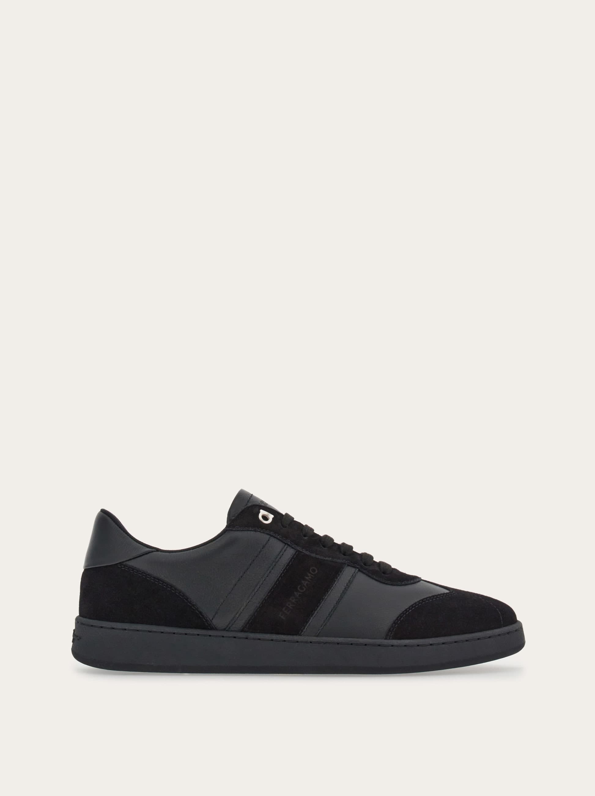 Low sneaker with signature — 765745