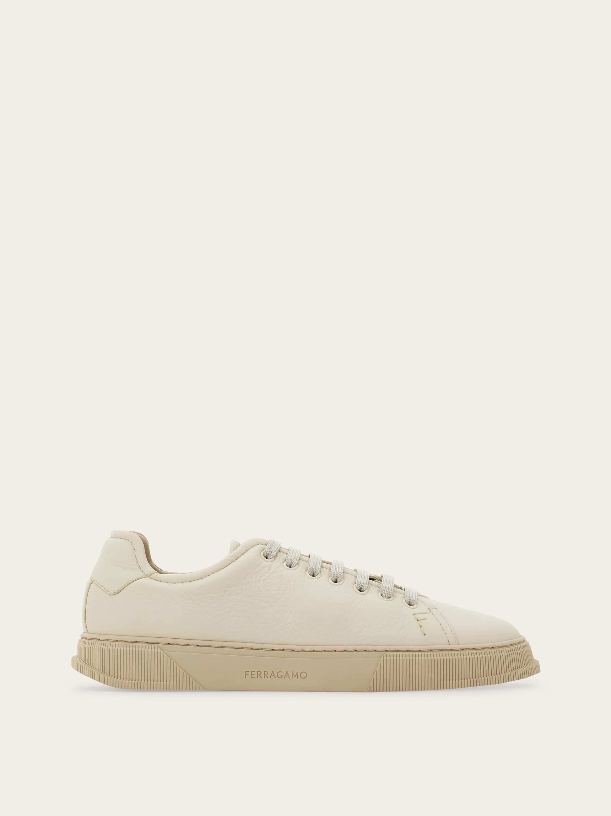 Low top sneaker — 778859