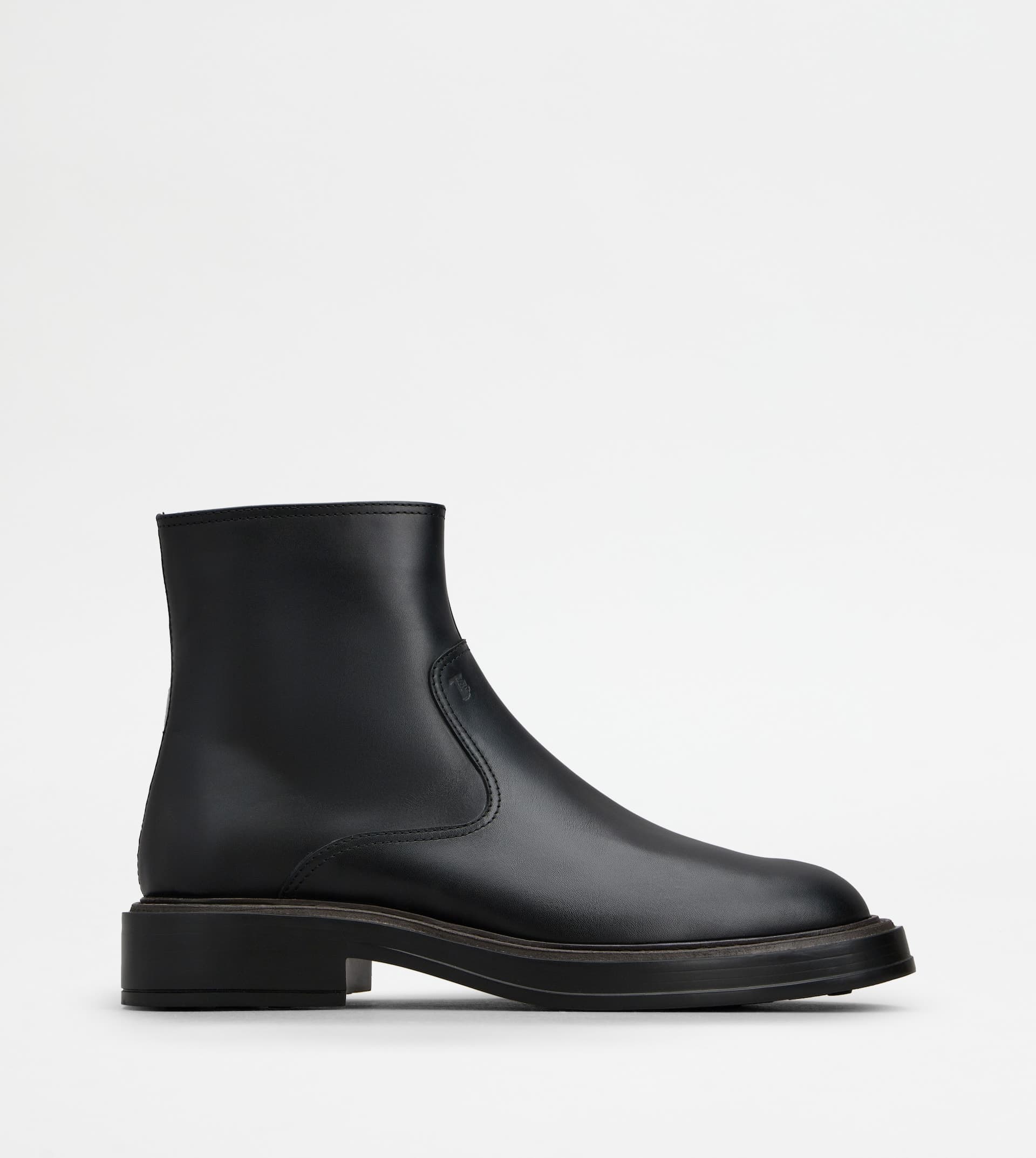 Ankle Boots in Leather — Black — XXM61K0HM10D90B999
