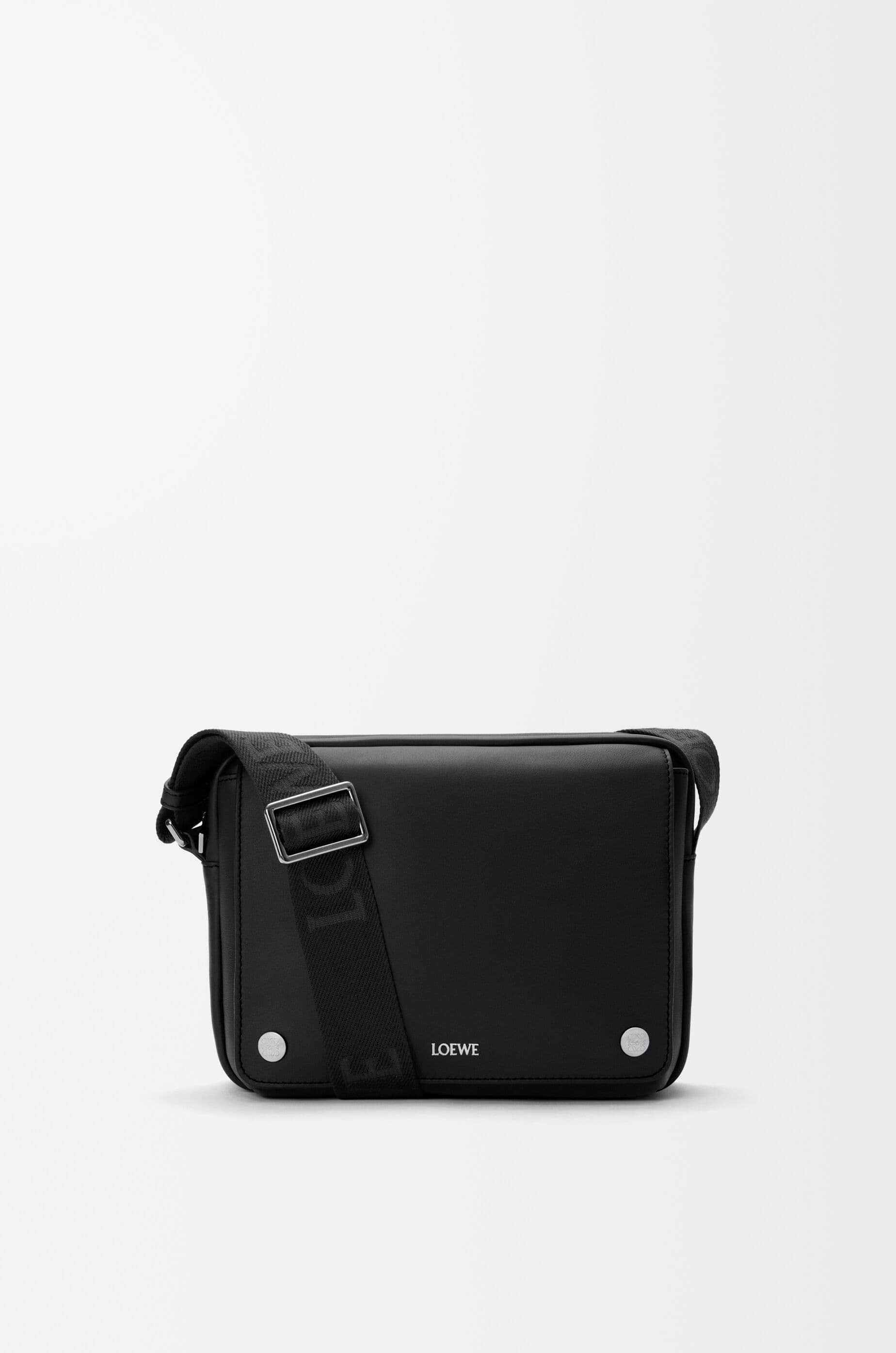 Medium Pebble messenger bag in smooth calfskin — BANBA73X03-1100