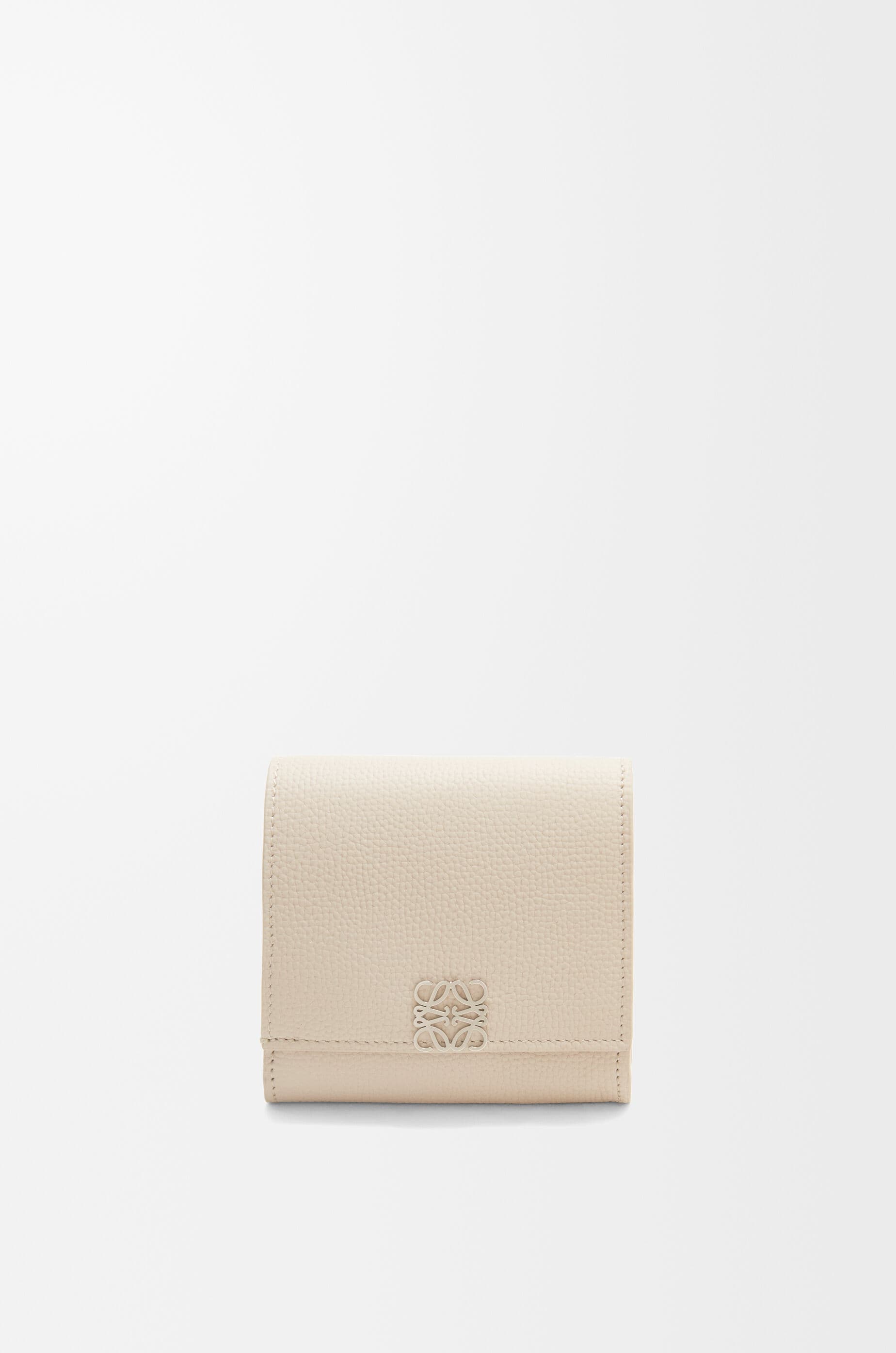 Anagram compact flap wallet in pebble grained calfskin — C821L57X04-1769