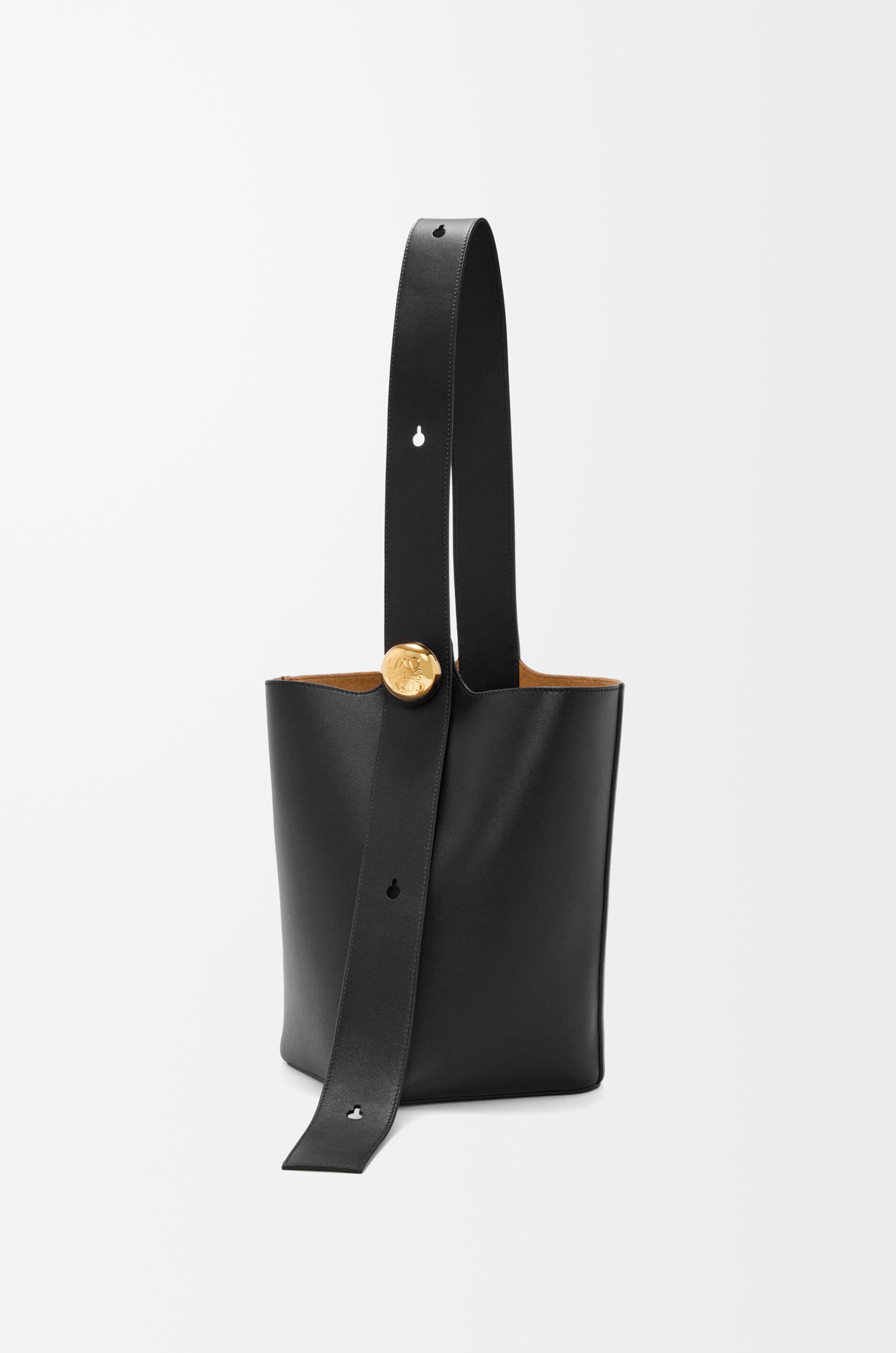 Medium Pebble bucket in smooth calfskin — AANBBBWX01-1100