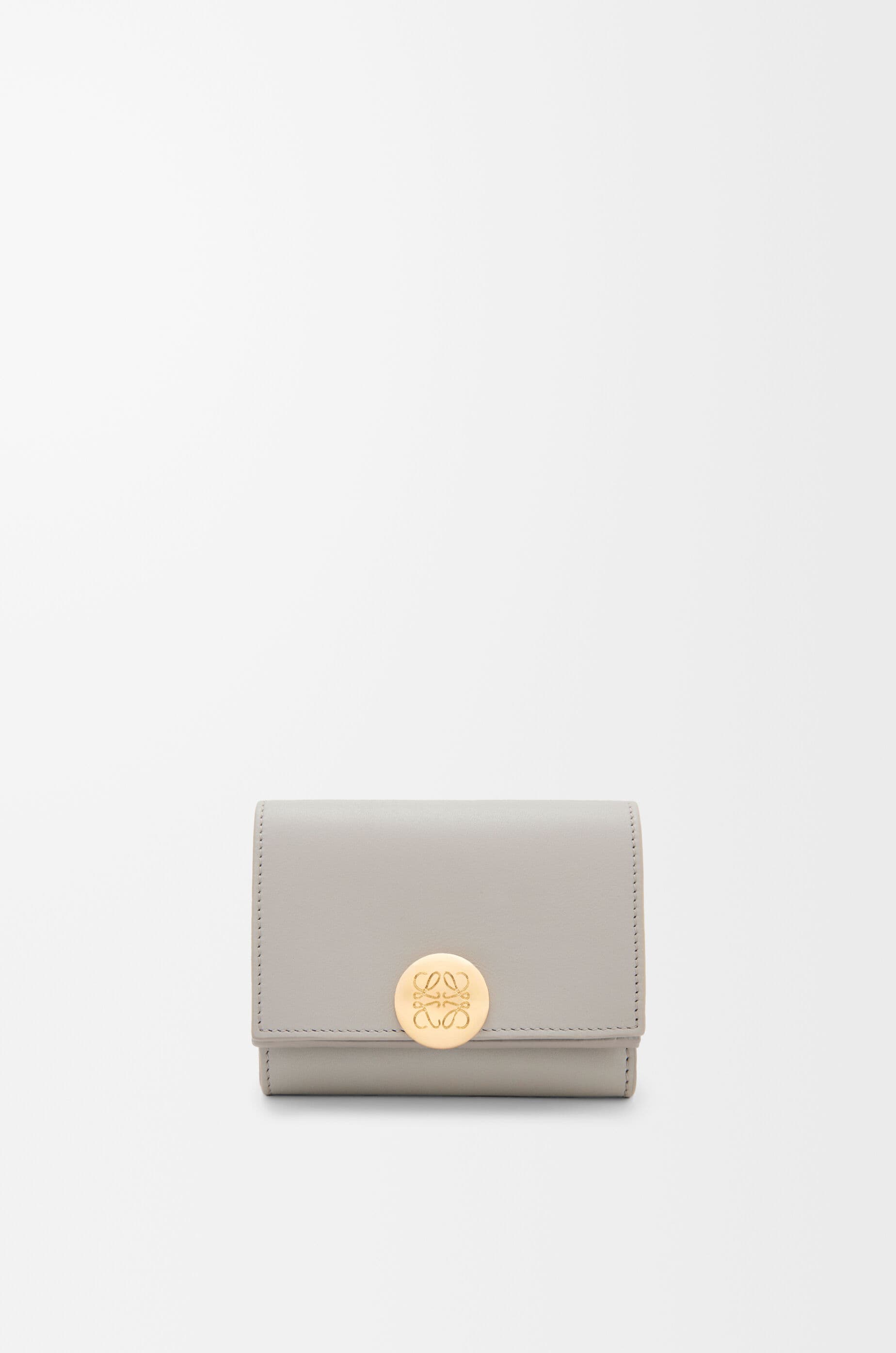 Pebble trifold wallet in shiny nappa calfskin — CANBTR2X04-6579